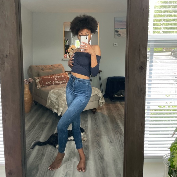 Black Off Shoulder Croptop - Picture 13 of 16